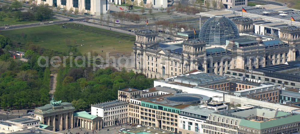 Aerial image Berlin - Stadtansicht vom Areal am Brandenburger Tor , Reichstag und Bundeskanzleramt im Regierungsviertel auf dem Spreebogen in Mitte - Tiergarten in Berlin. City View from the area at the Brandenburg Gate, Reichstag and the Chancellery in the government district on the Spreebogen in Mitte - Tiergarten in Berlin.