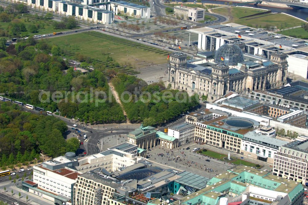 Aerial photograph Berlin - Stadtansicht vom Areal am Brandenburger Tor , Reichstag und Bundeskanzleramt im Regierungsviertel auf dem Spreebogen in Mitte - Tiergarten in Berlin. City View from the area at the Brandenburg Gate, Reichstag and the Chancellery in the government district on the Spreebogen in Mitte - Tiergarten in Berlin.