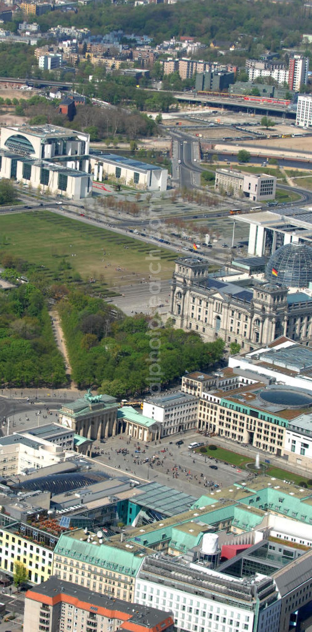 Berlin from above - Stadtansicht vom Areal am Brandenburger Tor , Reichstag und Bundeskanzleramt im Regierungsviertel auf dem Spreebogen in Mitte - Tiergarten in Berlin. City View from the area at the Brandenburg Gate, Reichstag and the Chancellery in the government district on the Spreebogen in Mitte - Tiergarten in Berlin.