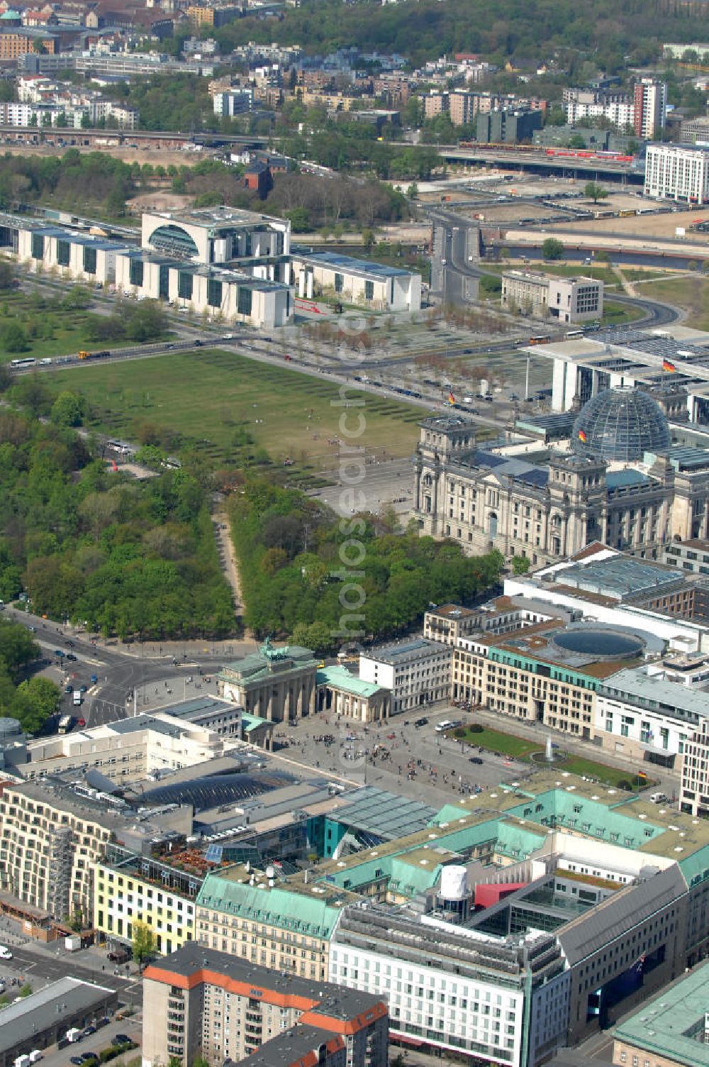 Berlin from the bird's eye view: Stadtansicht vom Areal am Brandenburger Tor , Reichstag und Bundeskanzleramt im Regierungsviertel auf dem Spreebogen in Mitte - Tiergarten in Berlin. City View from the area at the Brandenburg Gate, Reichstag and the Chancellery in the government district on the Spreebogen in Mitte - Tiergarten in Berlin.