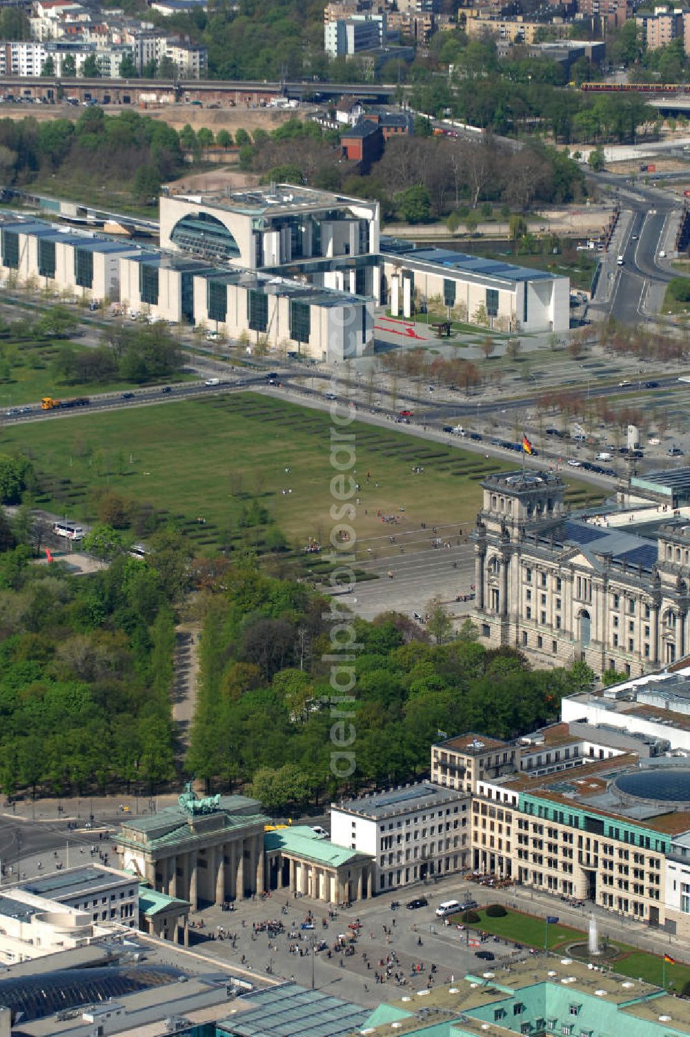 Aerial image Berlin - Stadtansicht vom Areal am Brandenburger Tor , Reichstag und Bundeskanzleramt im Regierungsviertel auf dem Spreebogen in Mitte - Tiergarten in Berlin. City View from the area at the Brandenburg Gate, Reichstag and the Chancellery in the government district on the Spreebogen in Mitte - Tiergarten in Berlin.