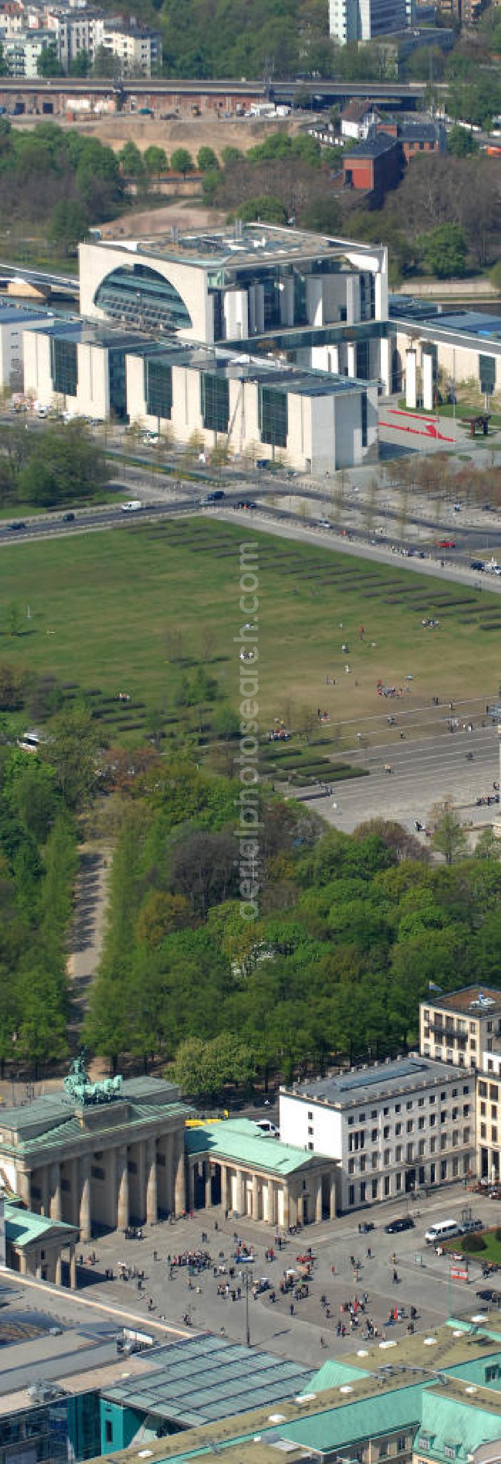 Aerial photograph Berlin - Stadtansicht vom Areal am Brandenburger Tor , Reichstag und Bundeskanzleramt im Regierungsviertel auf dem Spreebogen in Mitte - Tiergarten in Berlin. City View from the area at the Brandenburg Gate, Reichstag and the Chancellery in the government district on the Spreebogen in Mitte - Tiergarten in Berlin.