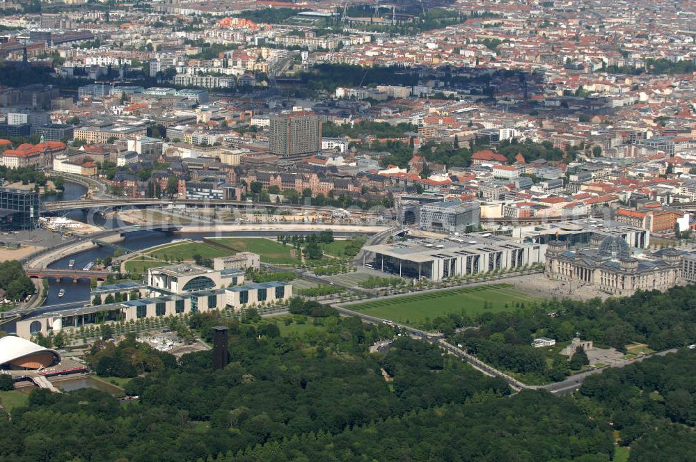 Aerial photograph Berlin - Stadtansicht auf das Regierungsviertel in Mitte-Tiergarten