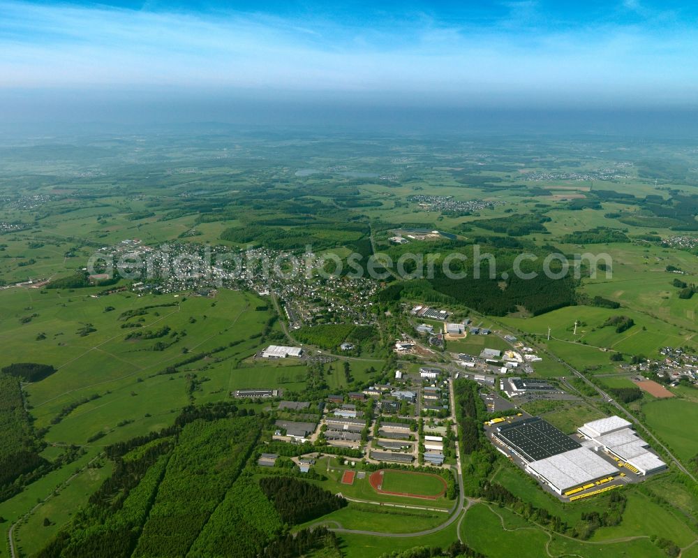 Aerial photograph Rennerod - View of the town of Rennerod in the state of Rhineland-Palatinate. The town is located in the Westerwald region and county district on federal highway B54. It is surrounded by industrial areas, agricultural fields and meadows