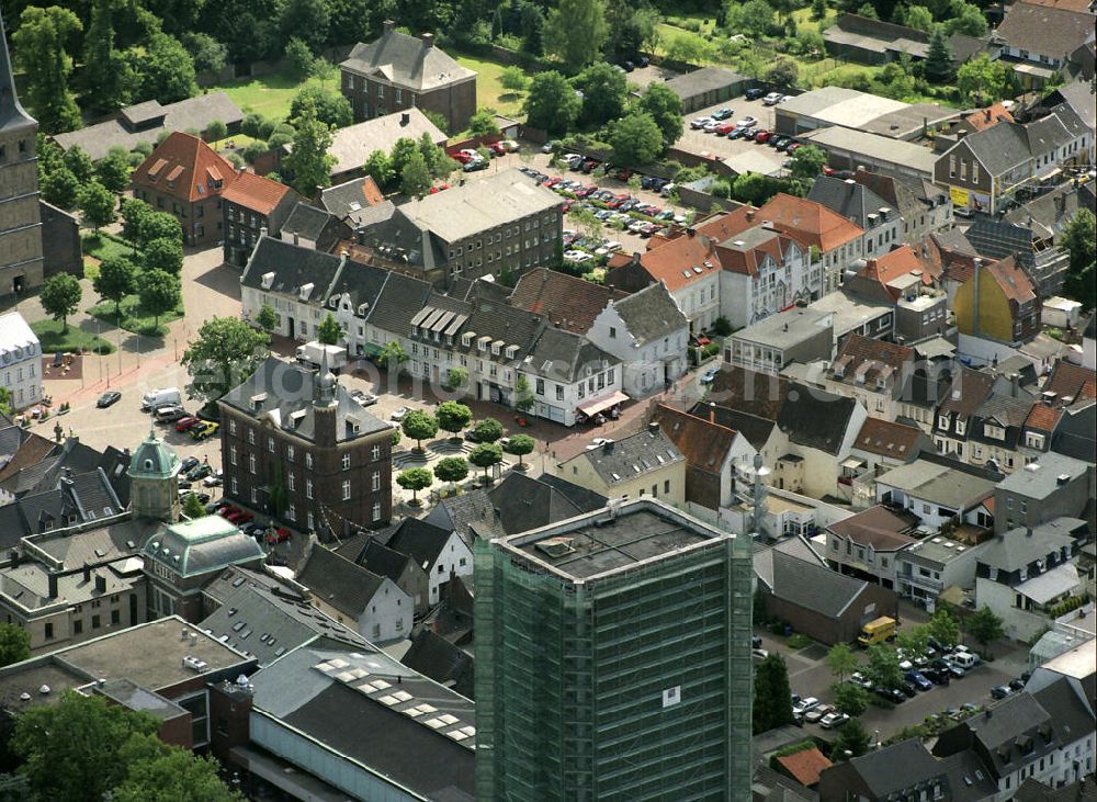 Rheinberg from above - Stadtansicht der Rheinberger Altstadt am Marktplatz mit der katholischen Kirche St. Peter und dem Alten Rathaus (dem Stammhaus von Underberg ) sowie dem Neuen Rathaus. City View of the Rheinberg's old town