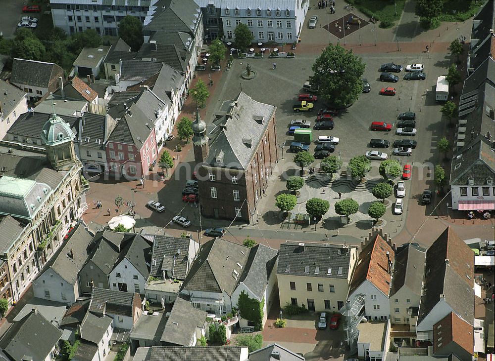 Rheinberg from the bird's eye view: Stadtansicht der Rheinberger Altstadt am Marktplatz mit der katholischen Kirche St. Peter und dem Alten Rathaus (dem Stammhaus von Underberg ) sowie dem Neuen Rathaus. City View of the Rheinberg's old town