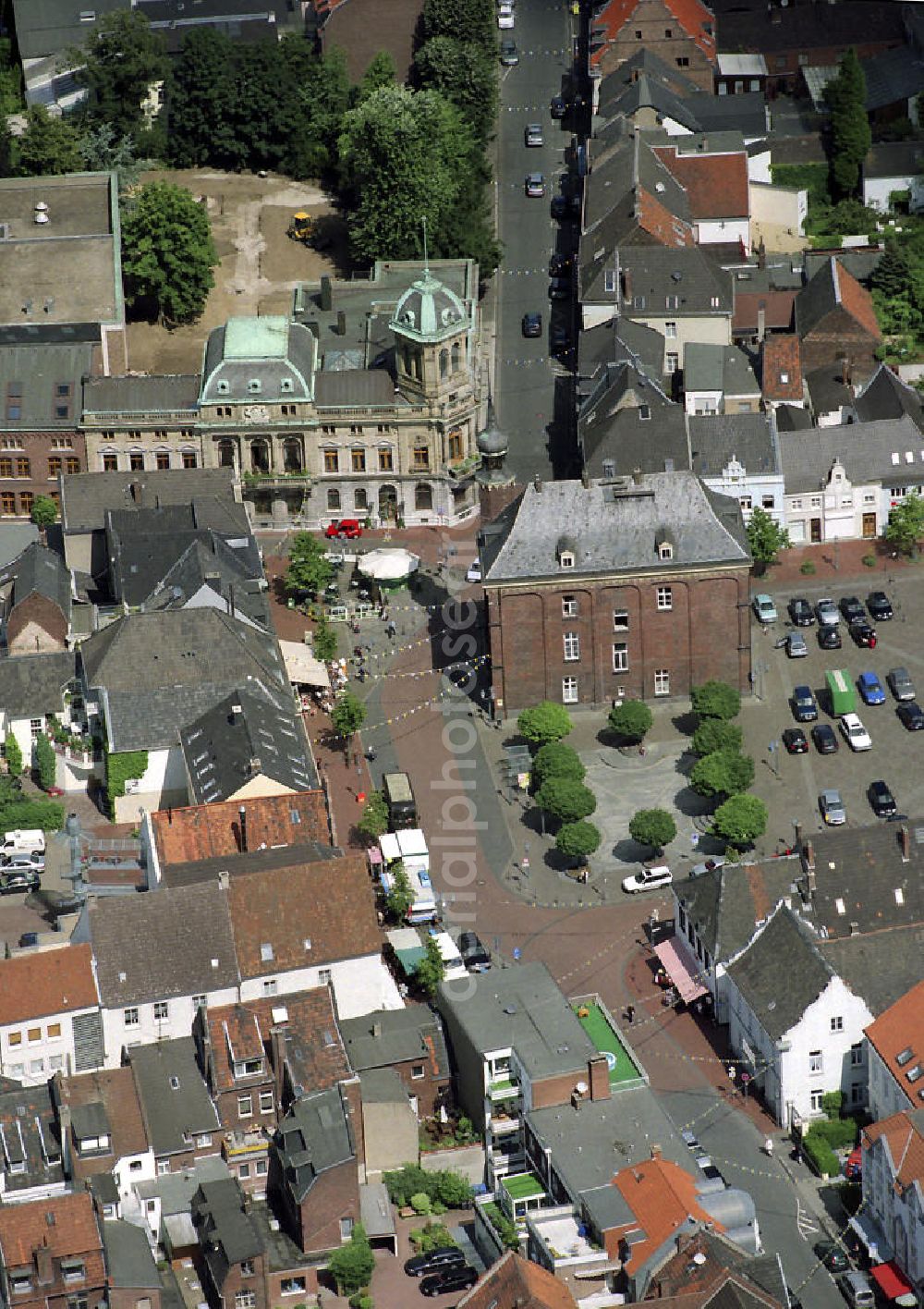 Aerial image Rheinberg - Stadtansicht der Rheinberger Altstadt am Marktplatz mit der katholischen Kirche St. Peter und dem Alten Rathaus (dem Stammhaus von Underberg ) sowie dem Neuen Rathaus. City View of the Rheinberg's old town