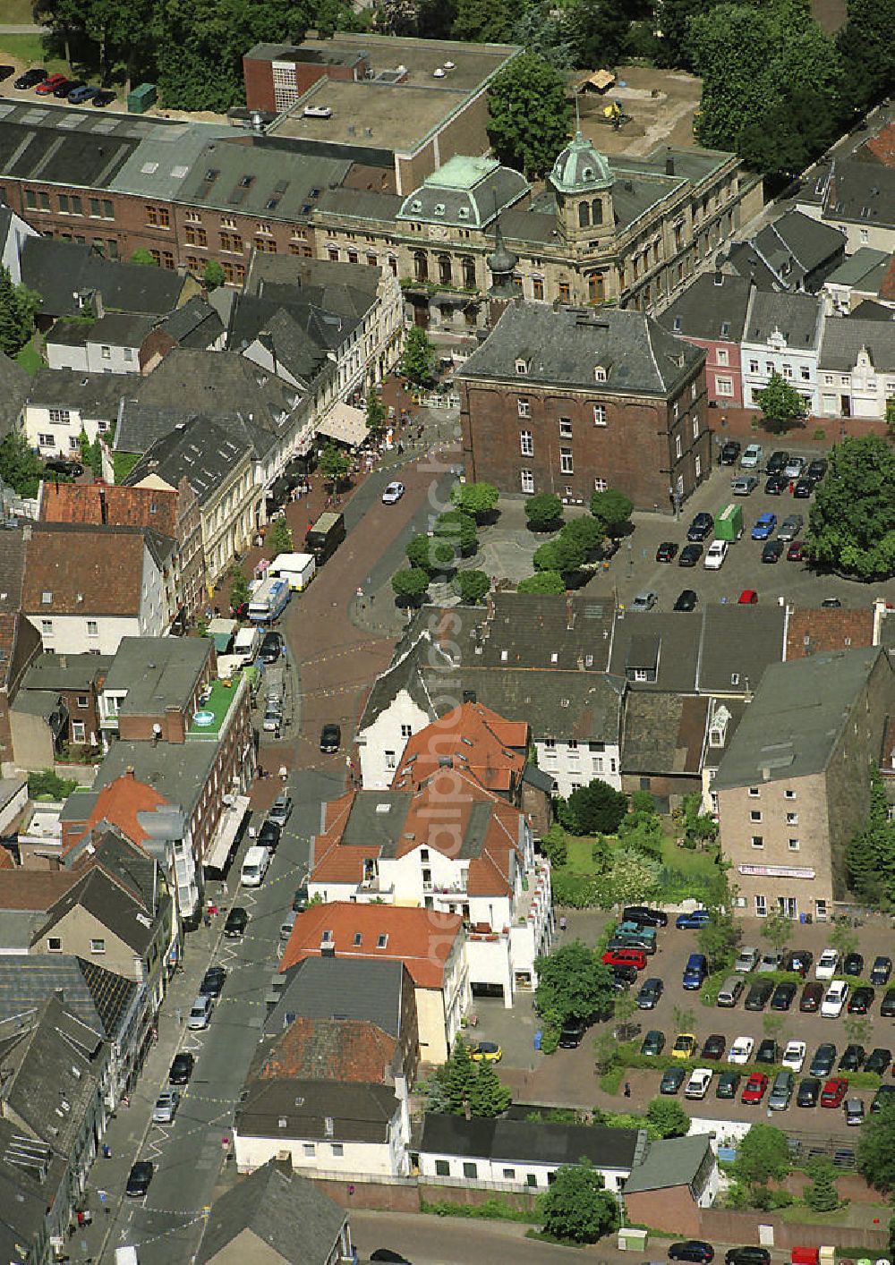 Aerial photograph Rheinberg - Stadtansicht der Rheinberger Altstadt am Marktplatz mit der katholischen Kirche St. Peter und dem Alten Rathaus (dem Stammhaus von Underberg ) sowie dem Neuen Rathaus. City View of the Rheinberg's old town