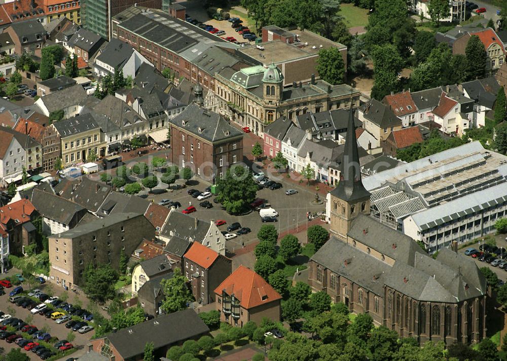 Rheinberg from above - Stadtansicht der Rheinberger Altstadt am Marktplatz mit der katholischen Kirche St. Peter und dem Alten Rathaus (dem Stammhaus von Underberg ) sowie dem Neuen Rathaus. City View of the Rheinberg's old town