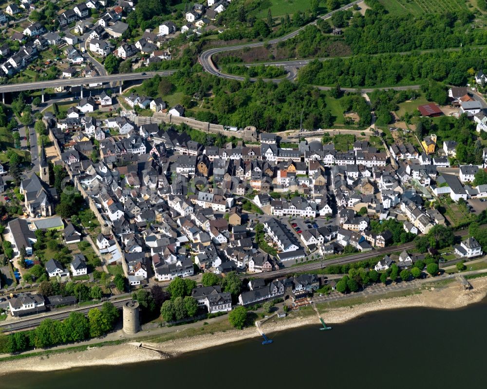 Rhens from the bird's eye view: View of Rhens in the state Rhineland-Palatinate. The town is located in the county district of Mayen-Koblenz on the Western shore of the river Rhine. The official tourist resort is crossed by the federal highway B9 and sits in the UNESCO world heritage site of Upper Middle Rhine Valley