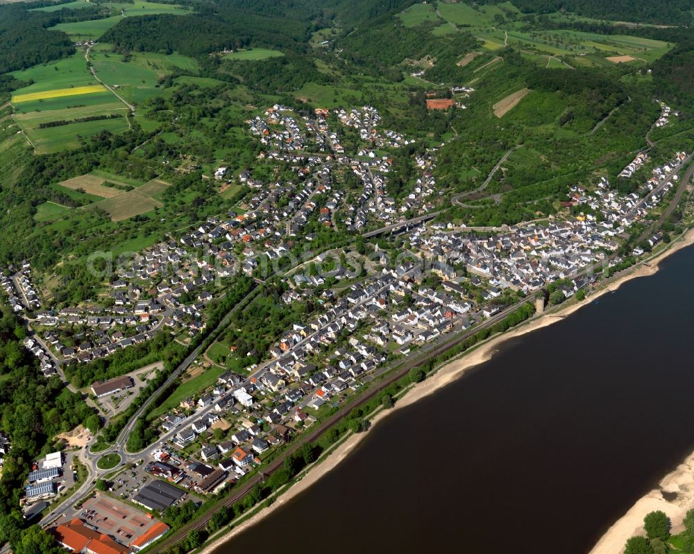 Aerial photograph Rhens - View of Rhens in the state Rhineland-Palatinate. The town is located in the county district of Mayen-Koblenz on the Western shore of the river Rhine. The official tourist resort is crossed by the federal highway B9 and sits in the UNESCO world heritage site of Upper Middle Rhine Valley