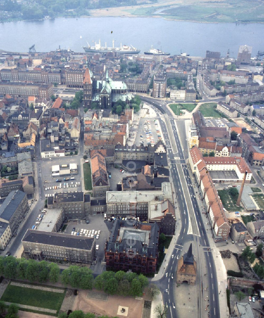 Rostock from the bird's eye view: Stadtansicht Rostock entlang der Steinstraße, im Vordergrund das Rostocker Steintor, welches bereits im 16. Jahrhundert erbaut wurde. Im Hintergrund der Stadthafen Rostock an der Unterwarnow.