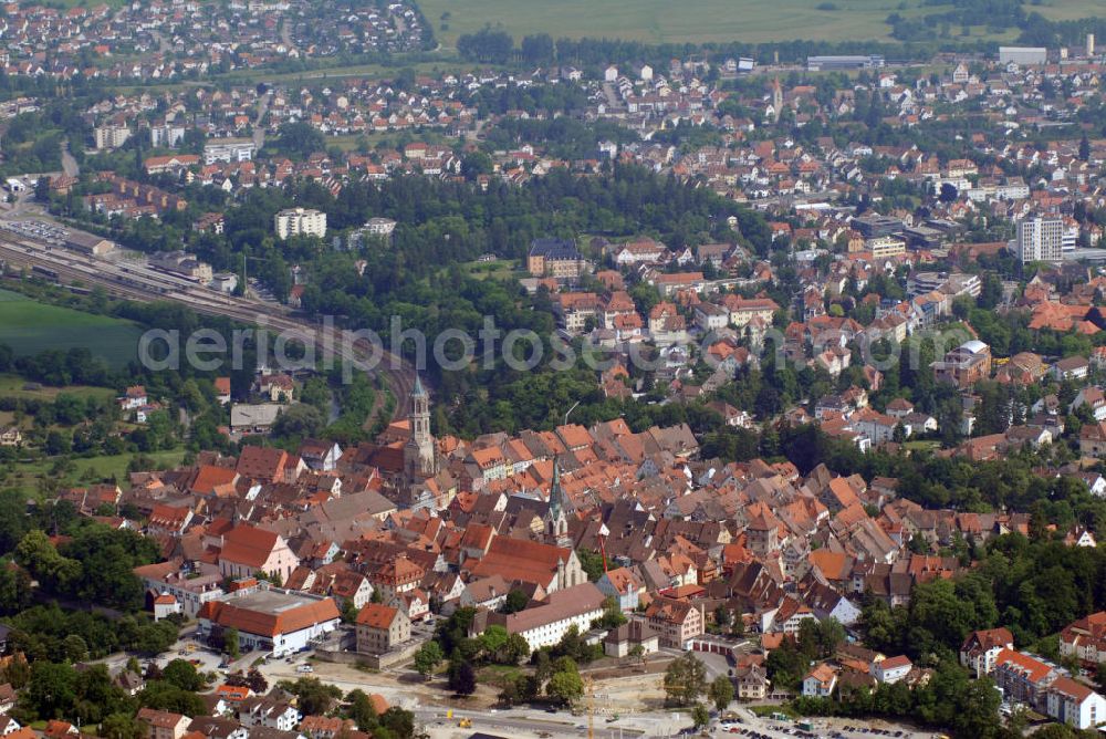 Aerial photograph Rottweil - Blick auf die Stadt Rottweil. Rottweil, die älteste Stadt Baden-Württembergs, liegt etwa 70 Kilometer südlich von Stuttgart. Sie ist Kreisstadt und größte Stadt des Landkreises Rottweil sowie ein Mittelzentrum für die umliegenden Gemeinden. Rottweil ist seit dem 1. Juni 1970 Große Kreisstadt. Mit den Gemeinden Deißlingen, Dietingen, Wellendingen und Zimmern hat Rottweil eine Verwaltungsgemeinschaft vereinbart.