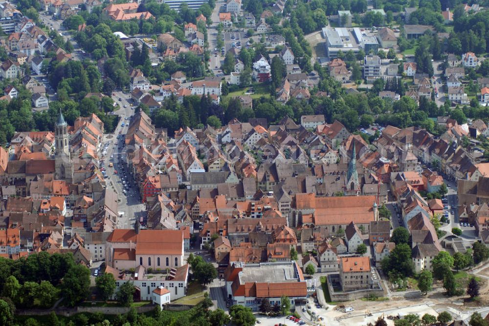 Rottweil from the bird's eye view: Blick auf die Stadt Rottweil. Rottweil, die älteste Stadt Baden-Württembergs, liegt etwa 70 Kilometer südlich von Stuttgart. Sie ist Kreisstadt und größte Stadt des Landkreises Rottweil sowie ein Mittelzentrum für die umliegenden Gemeinden. Rottweil ist seit dem 1. Juni 1970 Große Kreisstadt. Mit den Gemeinden Deißlingen, Dietingen, Wellendingen und Zimmern hat Rottweil eine Verwaltungsgemeinschaft vereinbart.