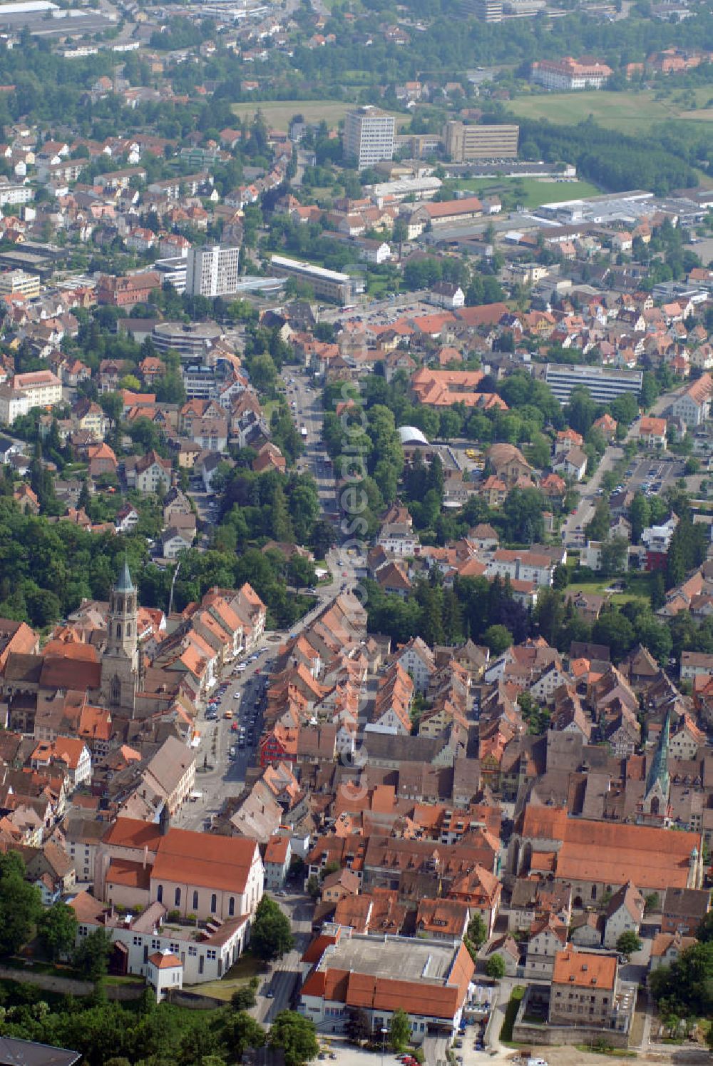 Aerial image Rottweil - Blick auf die Stadt Rottweil. Rottweil, die älteste Stadt Baden-Württembergs, liegt etwa 70 Kilometer südlich von Stuttgart. Sie ist Kreisstadt und größte Stadt des Landkreises Rottweil sowie ein Mittelzentrum für die umliegenden Gemeinden. Rottweil ist seit dem 1. Juni 1970 Große Kreisstadt. Mit den Gemeinden Deißlingen, Dietingen, Wellendingen und Zimmern hat Rottweil eine Verwaltungsgemeinschaft vereinbart.