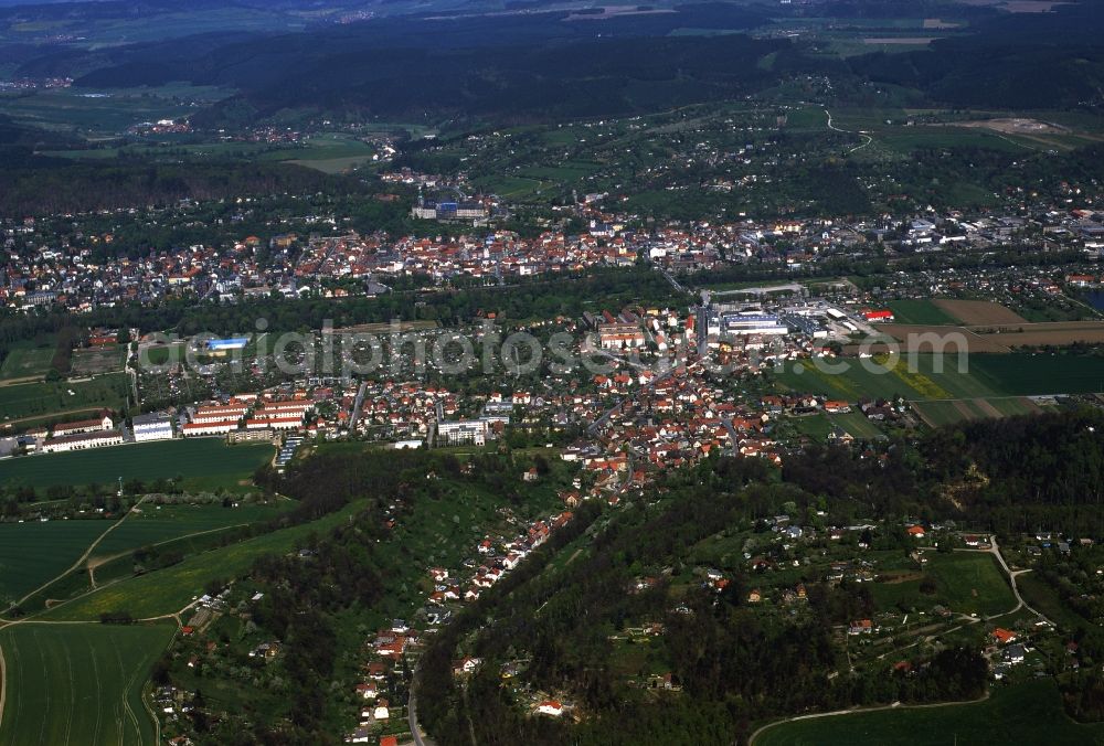 Aerial photograph Rudolstadt - Rudolstadt in Thuringia is located on the Saale. The major attraction of the historic city is the former residence Heidecksburg in which the Thuringian State Museum is housed. Below the castle dominates the town church of St. Andrew from the sea of the old town