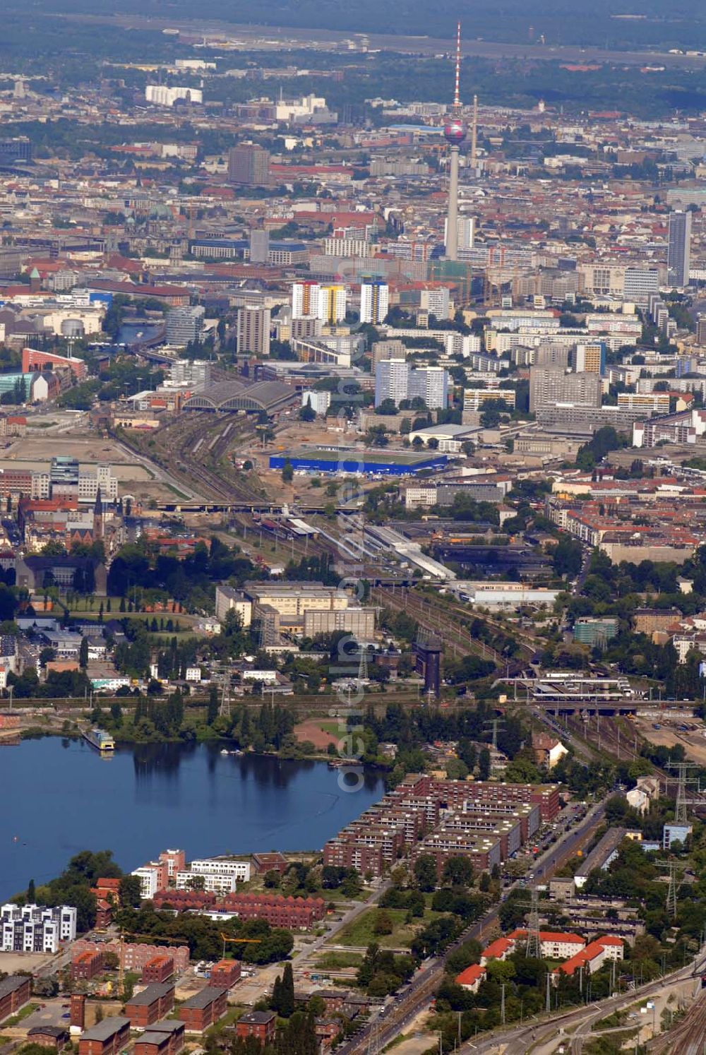 Berlin from the bird's eye view: Blick auf die Stadtbezirke Friedrichshain und Mitte an der Rummelsburger Bucht in Lichtenberg. Fachbereich Stadtplanung Berlin-Rummelsburger Bucht Ansprechpartner: Herr Nöske, Telefon: 030 90296-6433