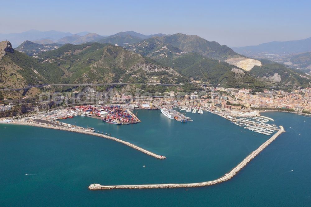 Salerno from the bird's eye view: City view of Salerno in the homonymous province in Italy. Foto: bsf swissphoto