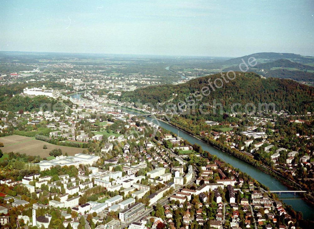 Aerial image Salzburg - Blick auf Salzburg. Der Fluss Salzach fließt mitten durch die Stadt und teilt sie in zwei Hälften, in das so genannte Rechte beziehungsweise Linke Salzachufer. Das Linke Salzachufer stellt den noch älteren Teil dar, hier wurden die frühesten Siedlungsreste aus der Römerzeit gefunden. Von einer Seite zur an deren gelangt man über die Nonntaler Brücke, den Mozartsteg, die Staatsbrücke, den Makartsteg und den Müllner Steg.