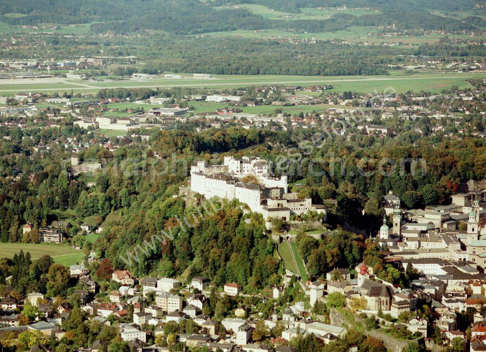 Aerial photograph Salzburg - Blick auf Salzburg. Der Fluss Salzach fließt mitten durch die Stadt und teilt sie in zwei Hälften, in das so genannte Rechte beziehungsweise Linke Salzachufer. Das Linke Salzachufer stellt den noch älteren Teil dar, hier wurden die frühesten Siedlungsreste aus der Römerzeit gefunden. Von einer Seite zur an deren gelangt man über die Nonntaler Brücke, den Mozartsteg, die Staatsbrücke, den Makartsteg und den Müllner Steg.