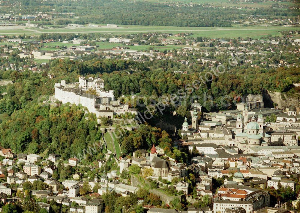 Salzburg from above - Blick auf Salzburg. Der Fluss Salzach fließt mitten durch die Stadt und teilt sie in zwei Hälften, in das so genannte Rechte beziehungsweise Linke Salzachufer. Das Linke Salzachufer stellt den noch älteren Teil dar, hier wurden die frühesten Siedlungsreste aus der Römerzeit gefunden. Von einer Seite zur an deren gelangt man über die Nonntaler Brücke, den Mozartsteg, die Staatsbrücke, den Makartsteg und den Müllner Steg.