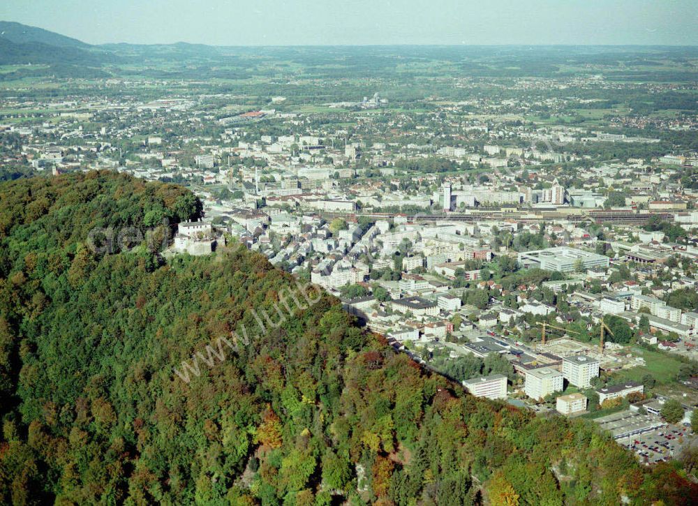 Salzburg from the bird's eye view: Blick auf Salzburg. Der Fluss Salzach fließt mitten durch die Stadt und teilt sie in zwei Hälften, in das so genannte Rechte beziehungsweise Linke Salzachufer. Das Linke Salzachufer stellt den noch älteren Teil dar, hier wurden die frühesten Siedlungsreste aus der Römerzeit gefunden. Von einer Seite zur an deren gelangt man über die Nonntaler Brücke, den Mozartsteg, die Staatsbrücke, den Makartsteg und den Müllner Steg.