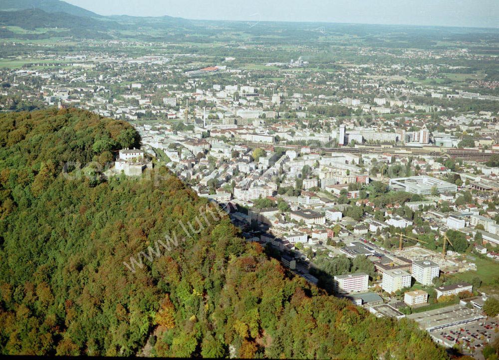 Aerial image Salzburg - Blick auf Salzburg. Der Fluss Salzach fließt mitten durch die Stadt und teilt sie in zwei Hälften, in das so genannte Rechte beziehungsweise Linke Salzachufer. Das Linke Salzachufer stellt den noch älteren Teil dar, hier wurden die frühesten Siedlungsreste aus der Römerzeit gefunden. Von einer Seite zur an deren gelangt man über die Nonntaler Brücke, den Mozartsteg, die Staatsbrücke, den Makartsteg und den Müllner Steg.