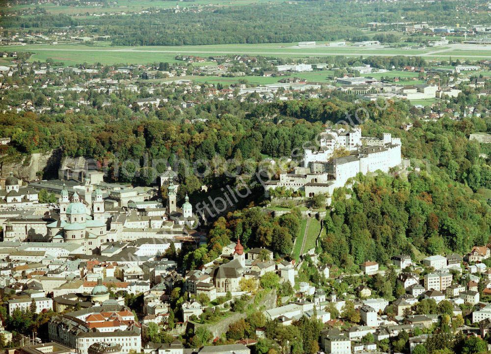 Aerial photograph Salzburg - Blick auf Salzburg. Der Fluss Salzach fließt mitten durch die Stadt und teilt sie in zwei Hälften, in das so genannte Rechte beziehungsweise Linke Salzachufer. Das Linke Salzachufer stellt den noch älteren Teil dar, hier wurden die frühesten Siedlungsreste aus der Römerzeit gefunden. Von einer Seite zur an deren gelangt man über die Nonntaler Brücke, den Mozartsteg, die Staatsbrücke, den Makartsteg und den Müllner Steg.