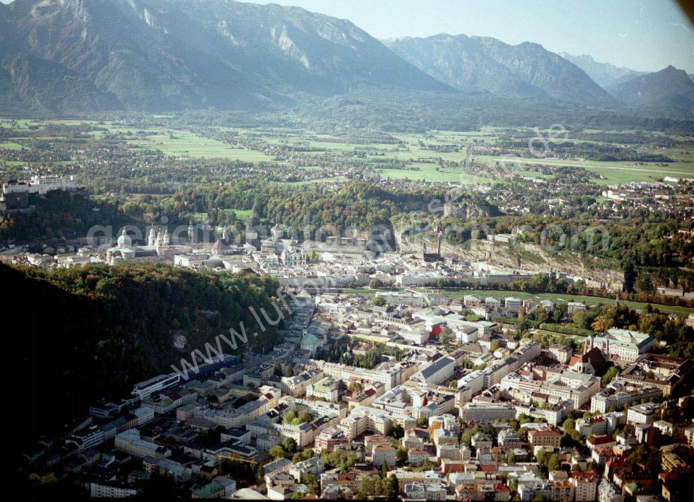 Salzburg from above - Blick auf Salzburg. Der Fluss Salzach fließt mitten durch die Stadt und teilt sie in zwei Hälften, in das so genannte Rechte beziehungsweise Linke Salzachufer. Das Linke Salzachufer stellt den noch älteren Teil dar, hier wurden die frühesten Siedlungsreste aus der Römerzeit gefunden. Von einer Seite zur an deren gelangt man über die Nonntaler Brücke, den Mozartsteg, die Staatsbrücke, den Makartsteg und den Müllner Steg.