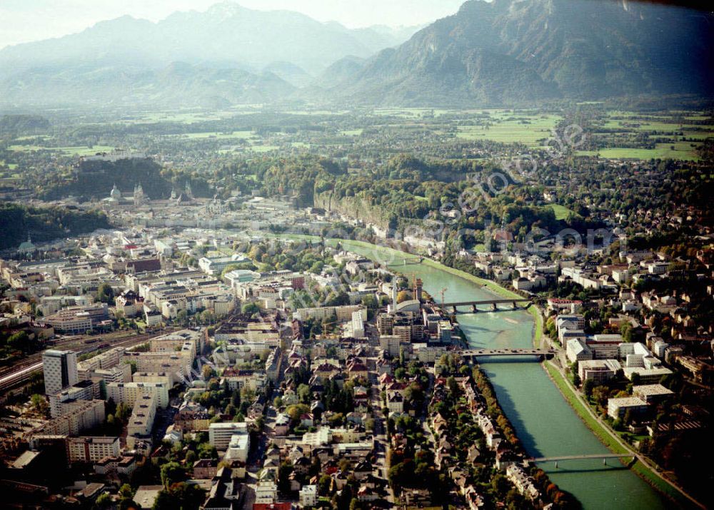 Salzburg from the bird's eye view: Blick auf Salzburg. Der Fluss Salzach fließt mitten durch die Stadt und teilt sie in zwei Hälften, in das so genannte Rechte beziehungsweise Linke Salzachufer. Das Linke Salzachufer stellt den noch älteren Teil dar, hier wurden die frühesten Siedlungsreste aus der Römerzeit gefunden. Von einer Seite zur an deren gelangt man über die Nonntaler Brücke, den Mozartsteg, die Staatsbrücke, den Makartsteg und den Müllner Steg.