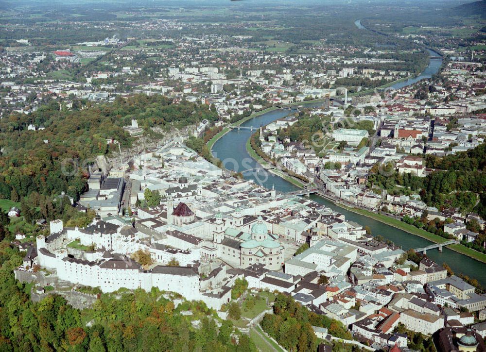 Aerial image Salzburg - Blick auf Salzburg. Der Fluss Salzach fließt mitten durch die Stadt und teilt sie in zwei Hälften, in das so genannte Rechte beziehungsweise Linke Salzachufer. Das Linke Salzachufer stellt den noch älteren Teil dar, hier wurden die frühesten Siedlungsreste aus der Römerzeit gefunden. Von einer Seite zur an deren gelangt man über die Nonntaler Brücke, den Mozartsteg, die Staatsbrücke, den Makartsteg und den Müllner Steg.