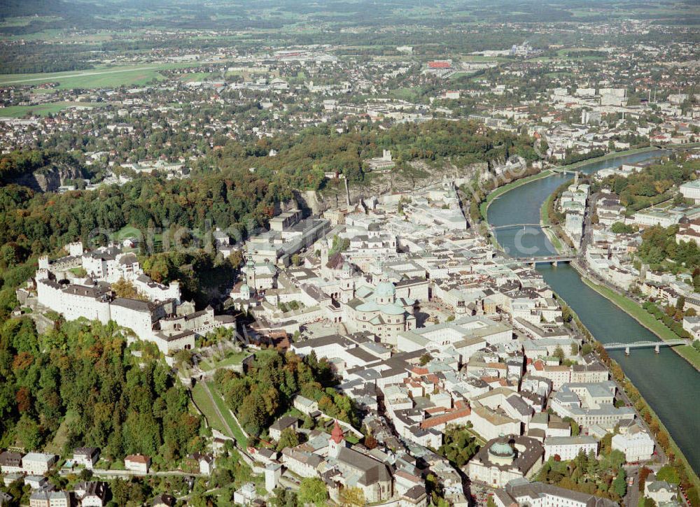 Aerial photograph Salzburg - Blick auf Salzburg. Der Fluss Salzach fließt mitten durch die Stadt und teilt sie in zwei Hälften, in das so genannte Rechte beziehungsweise Linke Salzachufer. Das Linke Salzachufer stellt den noch älteren Teil dar, hier wurden die frühesten Siedlungsreste aus der Römerzeit gefunden. Von einer Seite zur an deren gelangt man über die Nonntaler Brücke, den Mozartsteg, die Staatsbrücke, den Makartsteg und den Müllner Steg.