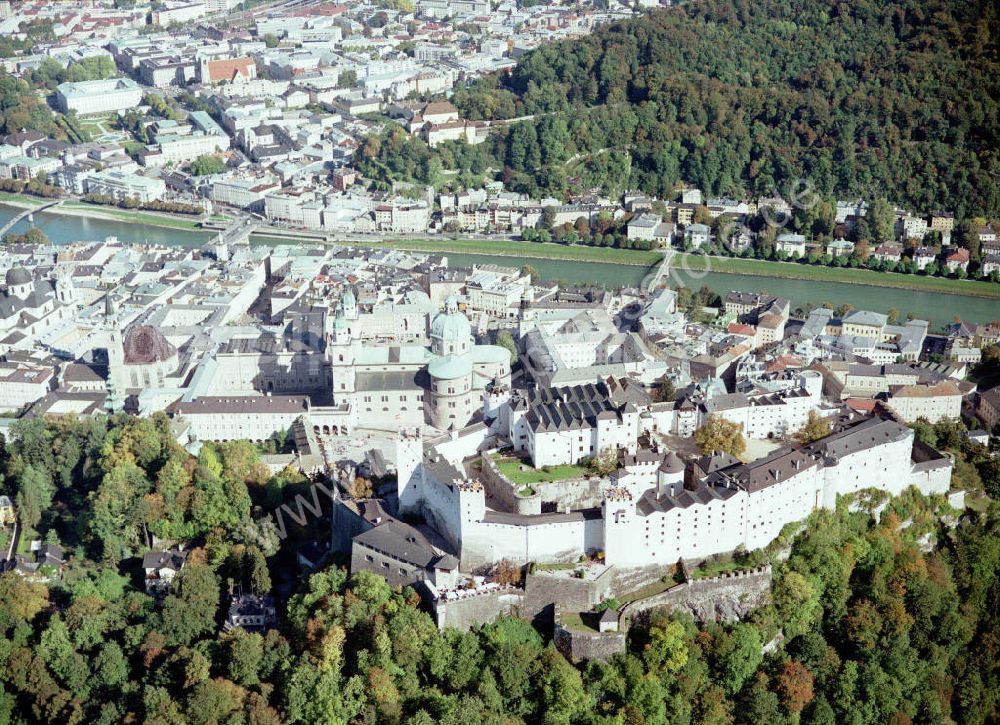 Salzburg from above - Blick auf Salzburg. Der Fluss Salzach fließt mitten durch die Stadt und teilt sie in zwei Hälften, in das so genannte Rechte beziehungsweise Linke Salzachufer. Das Linke Salzachufer stellt den noch älteren Teil dar, hier wurden die frühesten Siedlungsreste aus der Römerzeit gefunden. Von einer Seite zur an deren gelangt man über die Nonntaler Brücke, den Mozartsteg, die Staatsbrücke, den Makartsteg und den Müllner Steg.