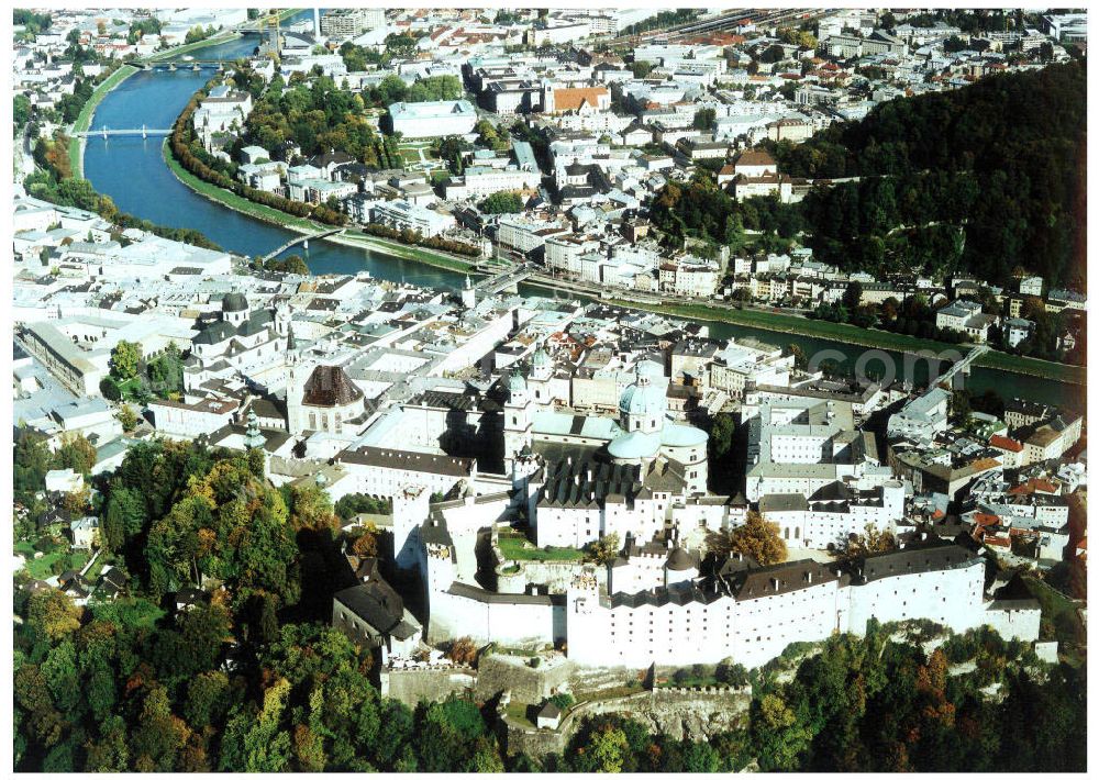 Salzburg from the bird's eye view: Blick auf Salzburg. Der Fluss Salzach fließt mitten durch die Stadt und teilt sie in zwei Hälften, in das so genannte Rechte beziehungsweise Linke Salzachufer. Das Linke Salzachufer stellt den noch älteren Teil dar, hier wurden die frühesten Siedlungsreste aus der Römerzeit gefunden. Von einer Seite zur an deren gelangt man über die Nonntaler Brücke, den Mozartsteg, die Staatsbrücke, den Makartsteg und den Müllner Steg.