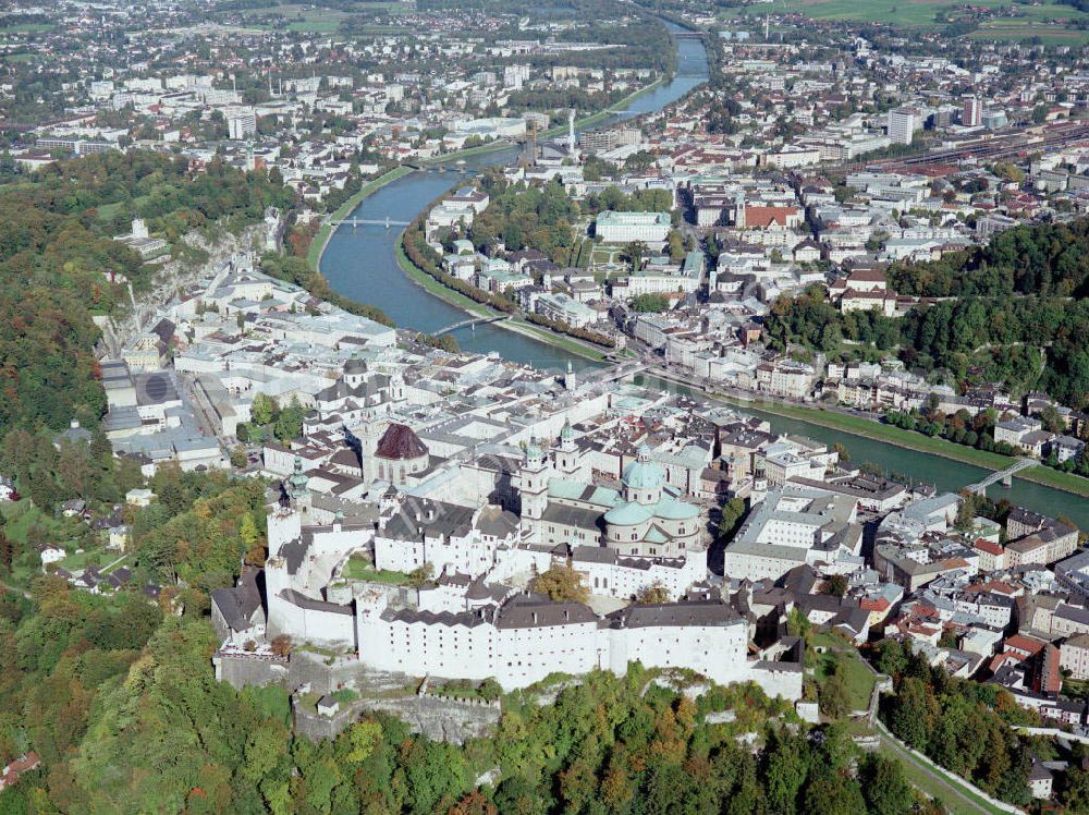 Aerial image Salzburg - Blick auf Salzburg. Der Fluss Salzach fließt mitten durch die Stadt und teilt sie in zwei Hälften, in das so genannte Rechte beziehungsweise Linke Salzachufer. Das Linke Salzachufer stellt den noch älteren Teil dar, hier wurden die frühesten Siedlungsreste aus der Römerzeit gefunden. Von einer Seite zur an deren gelangt man über die Nonntaler Brücke, den Mozartsteg, die Staatsbrücke, den Makartsteg und den Müllner Steg.