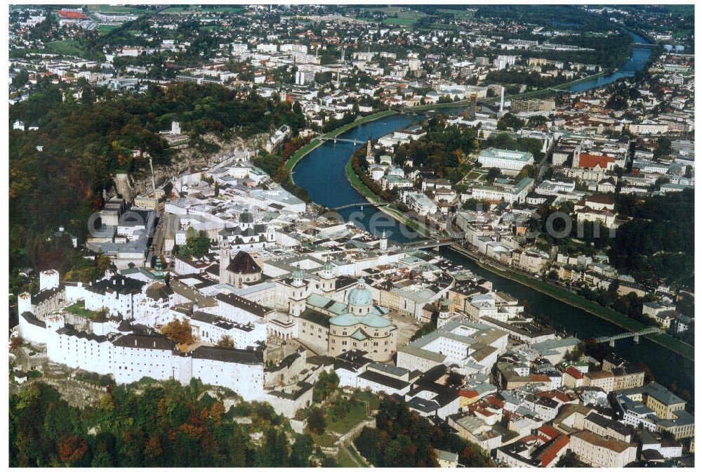 Aerial photograph Salzburg - Blick auf Salzburg. Der Fluss Salzach fließt mitten durch die Stadt und teilt sie in zwei Hälften, in das so genannte Rechte beziehungsweise Linke Salzachufer. Das Linke Salzachufer stellt den noch älteren Teil dar, hier wurden die frühesten Siedlungsreste aus der Römerzeit gefunden. Von einer Seite zur an deren gelangt man über die Nonntaler Brücke, den Mozartsteg, die Staatsbrücke, den Makartsteg und den Müllner Steg.