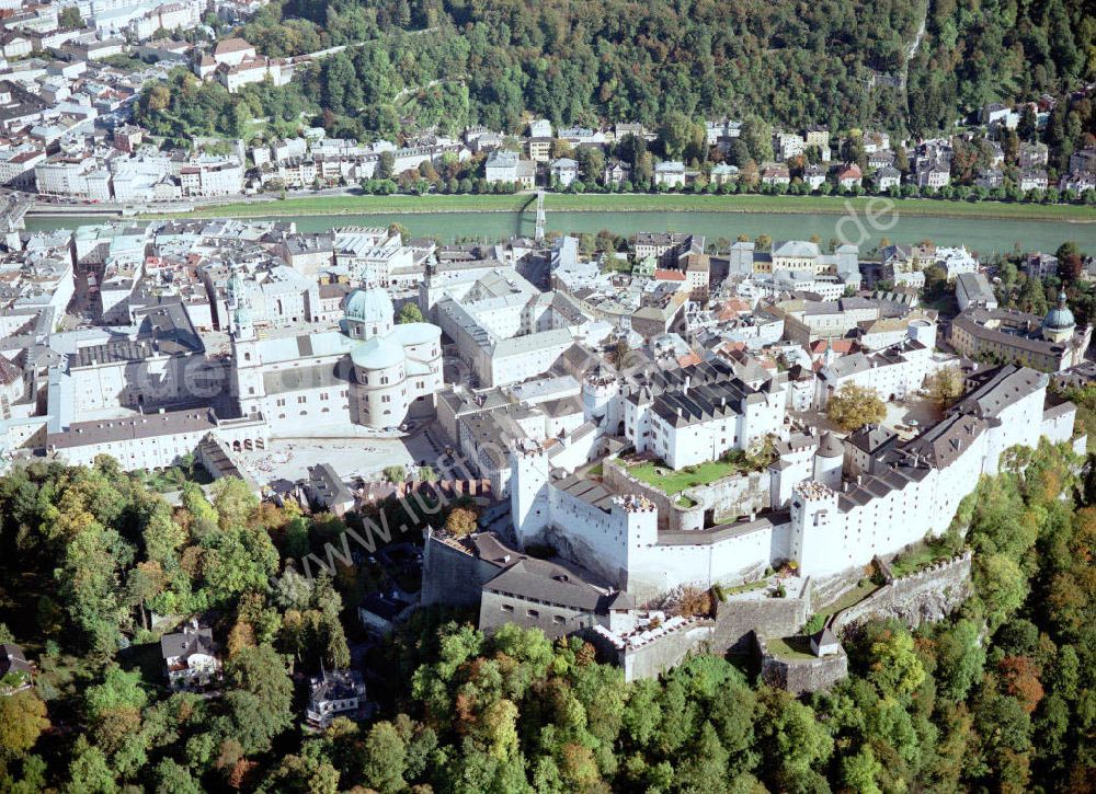 Salzburg from above - Blick auf Salzburg. Der Fluss Salzach fließt mitten durch die Stadt und teilt sie in zwei Hälften, in das so genannte Rechte beziehungsweise Linke Salzachufer. Das Linke Salzachufer stellt den noch älteren Teil dar, hier wurden die frühesten Siedlungsreste aus der Römerzeit gefunden. Von einer Seite zur an deren gelangt man über die Nonntaler Brücke, den Mozartsteg, die Staatsbrücke, den Makartsteg und den Müllner Steg.