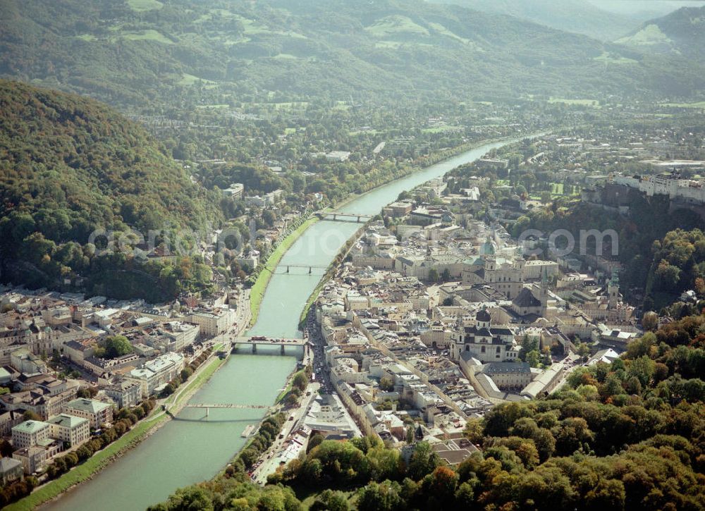 Salzburg from the bird's eye view: Blick auf Salzburg. Der Fluss Salzach fließt mitten durch die Stadt und teilt sie in zwei Hälften, in das so genannte Rechte beziehungsweise Linke Salzachufer. Das Linke Salzachufer stellt den noch älteren Teil dar, hier wurden die frühesten Siedlungsreste aus der Römerzeit gefunden. Von einer Seite zur an deren gelangt man über die Nonntaler Brücke, den Mozartsteg, die Staatsbrücke, den Makartsteg und den Müllner Steg.