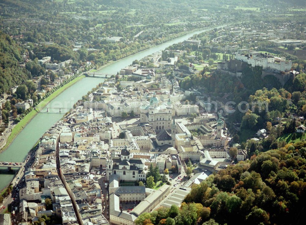 Aerial image Salzburg - Blick auf Salzburg. Der Fluss Salzach fließt mitten durch die Stadt und teilt sie in zwei Hälften, in das so genannte Rechte beziehungsweise Linke Salzachufer. Das Linke Salzachufer stellt den noch älteren Teil dar, hier wurden die frühesten Siedlungsreste aus der Römerzeit gefunden. Von einer Seite zur an deren gelangt man über die Nonntaler Brücke, den Mozartsteg, die Staatsbrücke, den Makartsteg und den Müllner Steg.