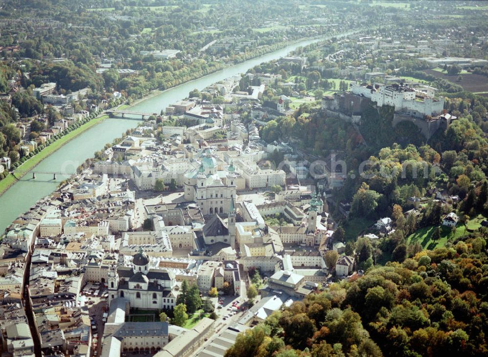 Aerial photograph Salzburg - Blick auf Salzburg. Der Fluss Salzach fließt mitten durch die Stadt und teilt sie in zwei Hälften, in das so genannte Rechte beziehungsweise Linke Salzachufer. Das Linke Salzachufer stellt den noch älteren Teil dar, hier wurden die frühesten Siedlungsreste aus der Römerzeit gefunden. Von einer Seite zur an deren gelangt man über die Nonntaler Brücke, den Mozartsteg, die Staatsbrücke, den Makartsteg und den Müllner Steg.