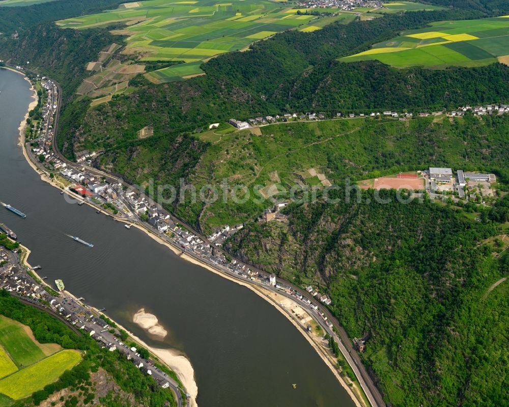 Aerial photograph Sankt Goarshausen - Town centre of Sankt Goarshausen in the state Rhineland-Palatinate. The Loreley town is located in the Rhine-Lahn county district on the right riverbank of the Rhine. It is an official tourist resort sitting on the steep slopes of the riverfront