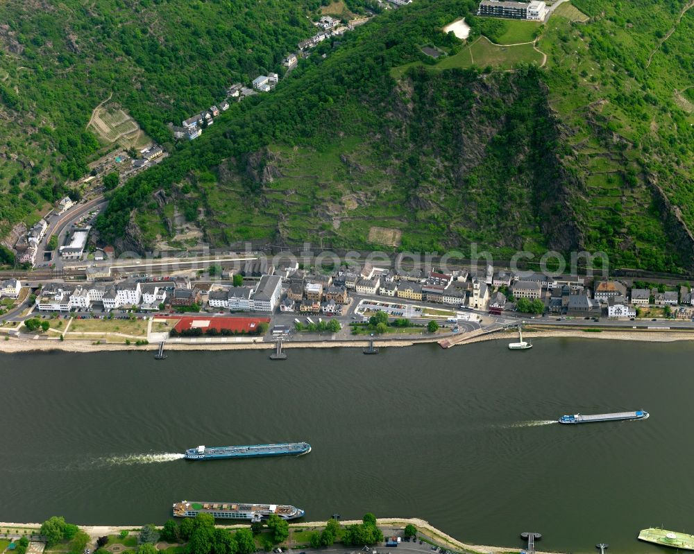 Sankt Goarshausen from the bird's eye view: Town centre of Sankt Goarshausen in the state Rhineland-Palatinate. The Loreley town is located in the Rhine-Lahn county district on the right riverbank of the Rhine. It is an official tourist resort sitting on the steep slopes of the riverfront