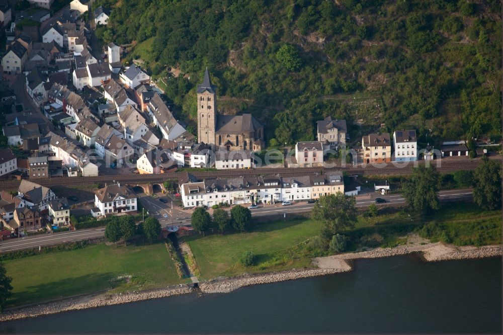 Sankt Goarshausen from above - Town centre of Sankt Goarshausen- Wellmich in the state Rhineland-Palatinate, Germany. The Loreley town is located in the Rhine-Lahn county district on the right riverbank of the Rhine. It is an official tourist resort sitting on the steep slopes of the riverfront. In the center of the image the Catholic church of Saint Martin