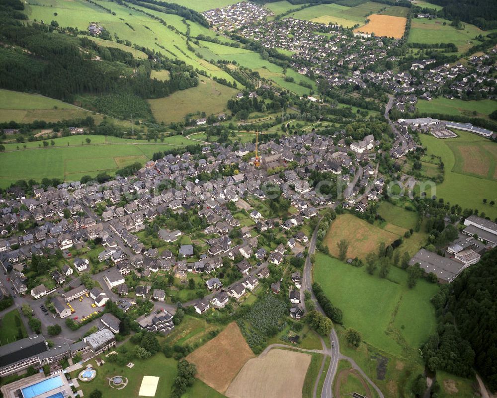 Schmallenberg from the bird's eye view: Blick über das Stadtzentrum von Schmallenberg im Hochsauerlandkreis. Mit 303 qm ist sie die flächengrößte kreisangehörige Stadt Nordrhein-Westfalens und eine der flächengrößten Städte Deutschlands. Die Stadt gilt als Zentrum der Sauerländer Textilindustrie. View to the town centre of Schmallenberg, which is the largest district town of Northrhine-Westfalia and one of the largest cities in area of Germany.