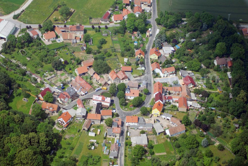 Bad Berka / OT Schoppendorf from above - Blick auf den Ort Schoppendorf der Gemeinde Bad Berka. Schoppendorf liegt im Weimarer Land am Fuß des Hexenberges gelegen und zählt 114 Einwohner. Seine erste urkundliche Erwähnung datiert aus 1337. Im 16. Jh. erfährt es seine Blühte durch Waidanbau, nach völliger Zerstörung im 30-jährigen Krieg ist Schoppendorf heute wieder ein schöner Ort zur Erholung. Ortsbürgermeister Bergern, Herr Wolfgang Müller, 99438 Bad Berka OT Bergern.