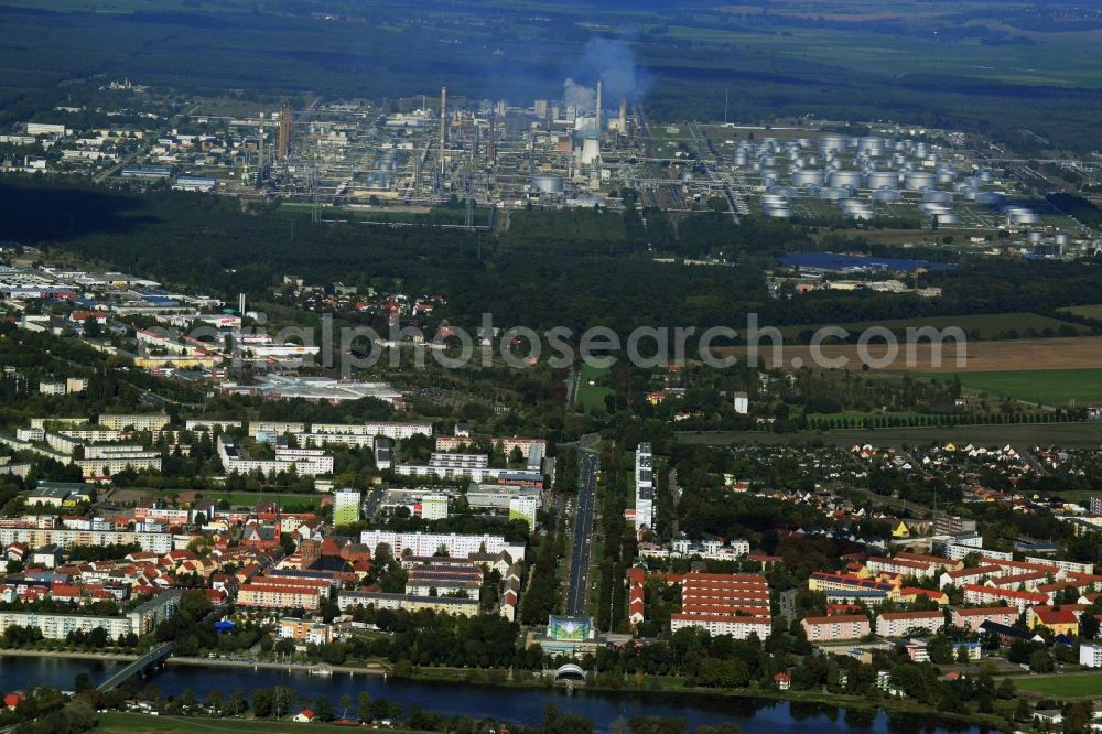 Schwedt/Oder from the bird's eye view: Cityscape in Schwedt / Oder in Brandenburg. The focus of the course of the border river Oder to Poland, in the background the factory site and the refinery facilities of the PCK refinery GmbH