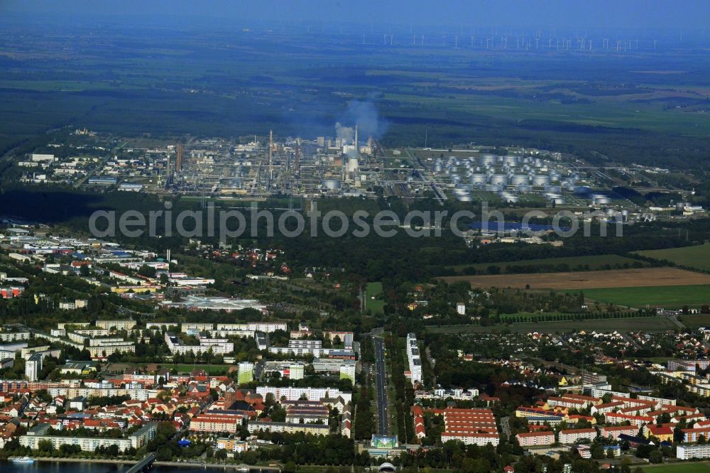 Aerial image Schwedt/Oder - Cityscape in Schwedt / Oder in Brandenburg. The focus of the course of the border river Oder to Poland, in the background the factory site and the refinery facilities of the PCK refinery GmbH