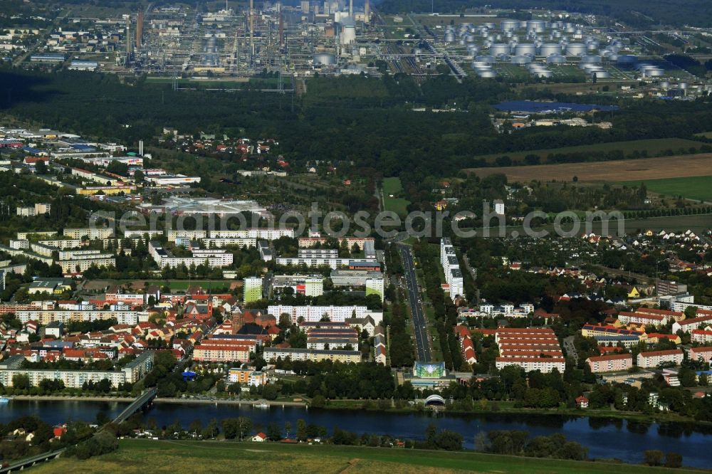 Aerial photograph Schwedt/Oder - Cityscape in Schwedt / Oder in Brandenburg. The focus of the course of the border river Oder to Poland, in the background the factory site and the refinery facilities of the PCK refinery GmbH