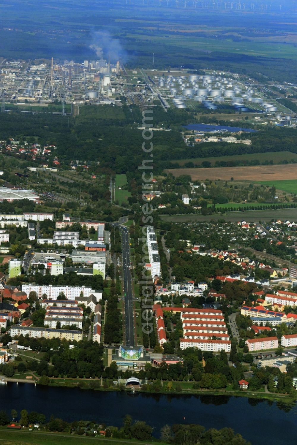 Schwedt/Oder from the bird's eye view: Cityscape in Schwedt / Oder in Brandenburg. The focus of the course of the border river Oder to Poland, in the background the factory site and the refinery facilities of the PCK refinery GmbH