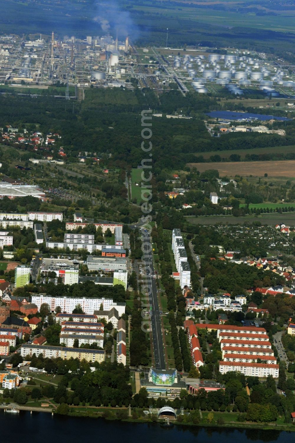 Aerial image Schwedt/Oder - Cityscape in Schwedt / Oder in Brandenburg. The focus of the course of the border river Oder to Poland, in the background the factory site and the refinery facilities of the PCK refinery GmbH